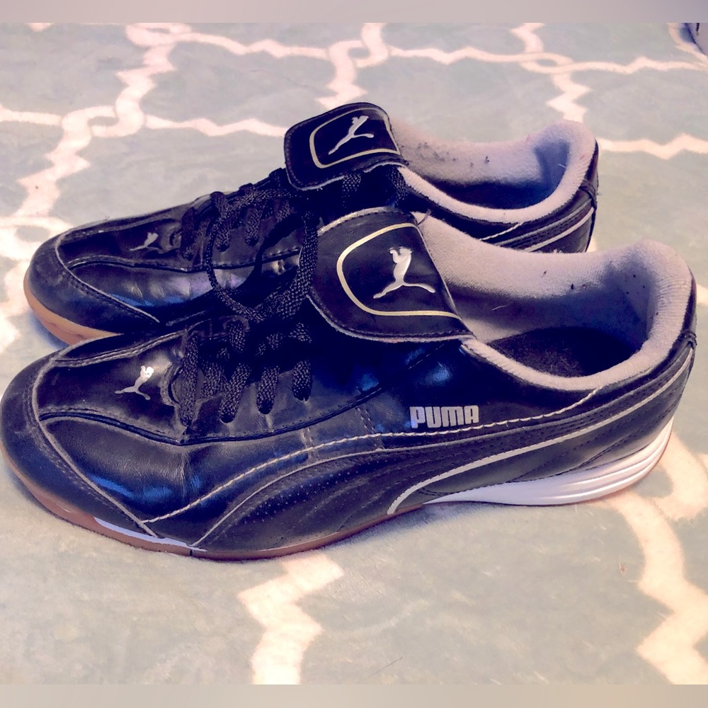 Indoor soccer shoes